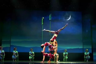 腾讯热搜｜6岁男孩雨中守护高空杂技父母，懂事得让人心疼