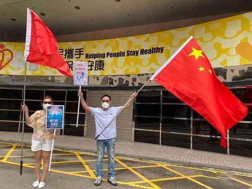 一位市民在社交媒体上查看地震相关信息