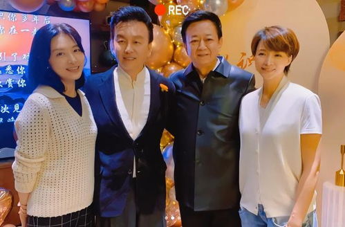 董卿在义卖会上挑选商品