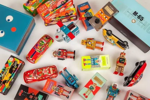 一堆旧玩具和小卡片