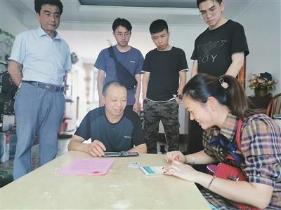 调查员在居民家中进行信息登记