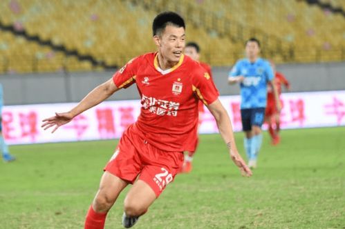 谭龙在比赛中射门