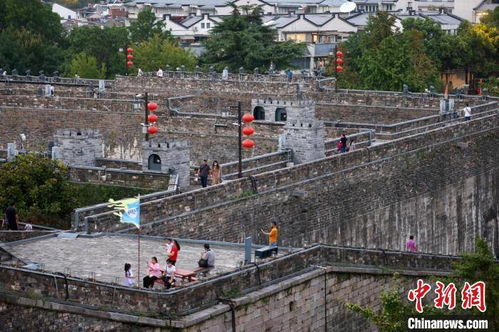 游客在南京明城墙上行走