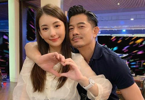 旅人归来后坐在窗前发呆