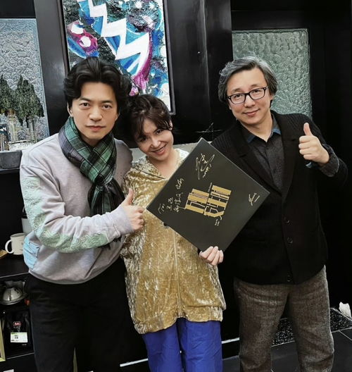 李健妻子孟小蓓在雨中撑伞