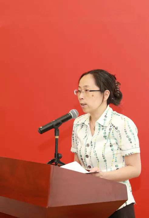 何秋亰在拍摄现场工作