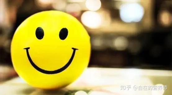 一位成年人微笑着摆放多个潮玩模型