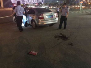 街头女子持械打砸车辆现场图