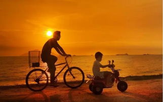 小男孩和父母在雨中相拥