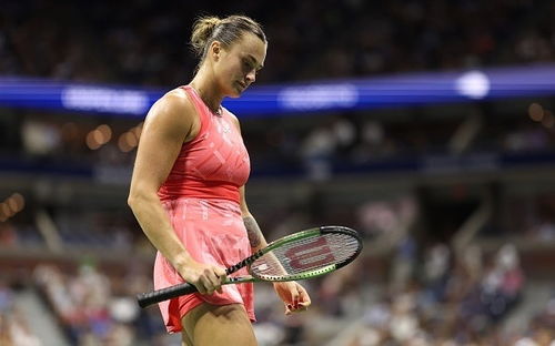 萨巴伦卡在比赛中强势击球