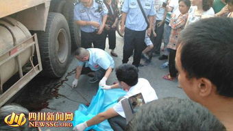 小女孩抱着妹妹躲避事故现场