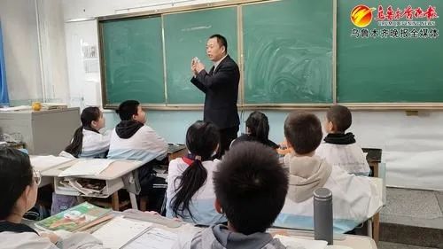 教师的意义这一瞬间达到了顶峰！这位英语老师为何让全网疯狂点赞？