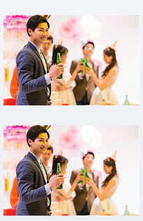 年轻人举杯庆祝生活的图片