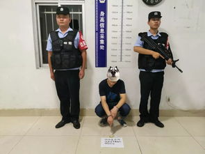 一位男子站在边境检查站前