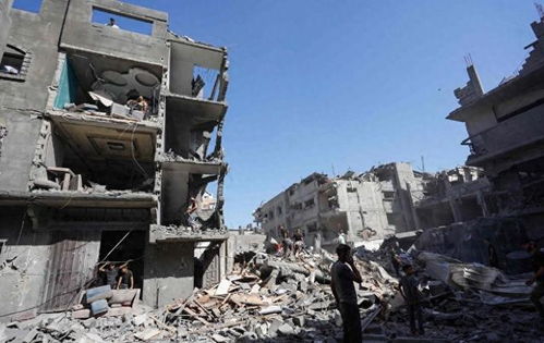 一名加沙儿童接过援助物资露出笑容