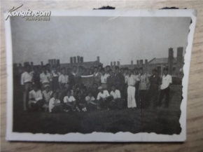 一组家庭合影的老照片，黑白风格