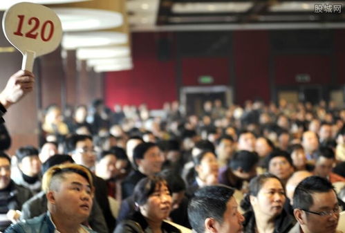 拍卖现场人群围观屏幕上的竞价数据