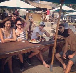 乐基儿在巴厘岛与儿子Hunter日常生活照片