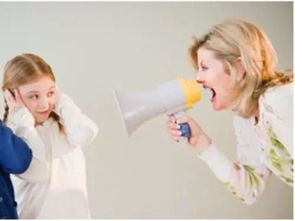 宠物机器人与孩子玩耍