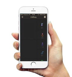 一名男子手持手机展示他的新靓号界面截图