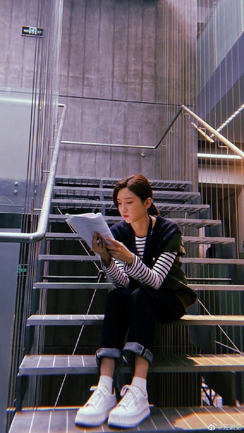 黄圣依在片场认真工作