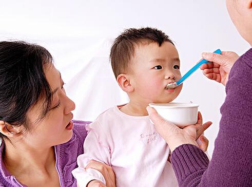 老人安慰两个小女孩