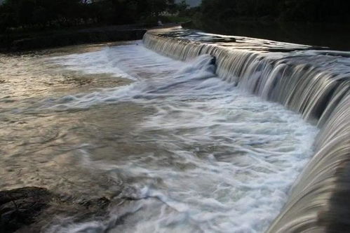 少年被困滚水坝