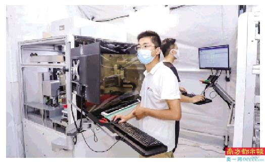 中国工程师在实验室调试新型发动机部件