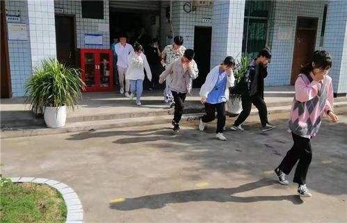 群众在村干部引导下有序撤离