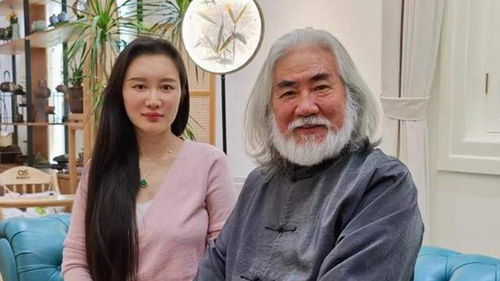 张纪中与现任妻子杜星霖一家合照