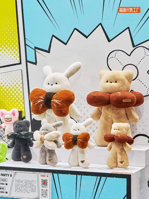 展示多种潮玩和毛绒玩具的桌面布置图