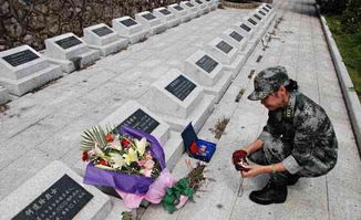 士兵家属在墓前献花