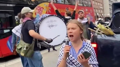 格蕾塔与巴勒斯坦妇女一同参加示威