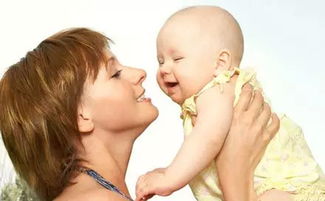 一位母亲抱着儿子的照片哭泣