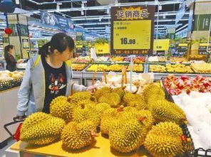 超市内顾客选购榴莲