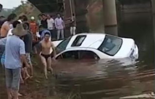 一对新人开车坠河新闻画面