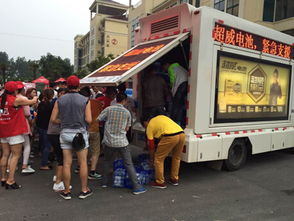 加沙民众在援助物资发放现场排队等待