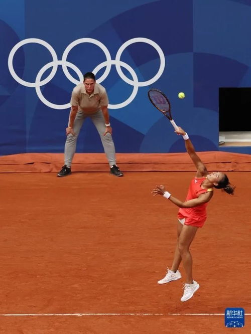 郑钦文在比赛中专注击球