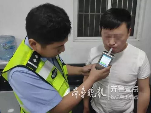 女司机坐在驾驶座神情慌张