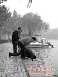 一位旅人在湖边跪地沉思