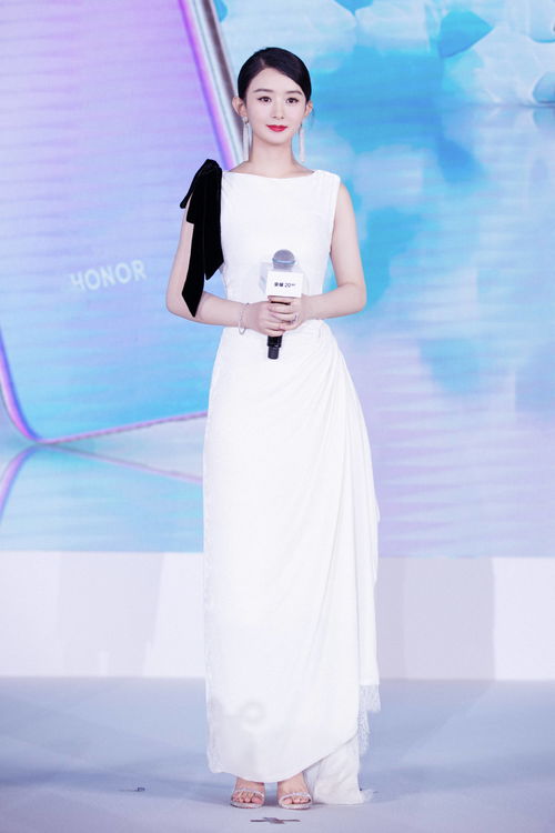 赵丽颖身穿素雅旗袍走出巷弄的镜头