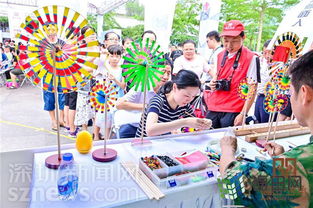 非遗手工艺摊位前游客排队体验