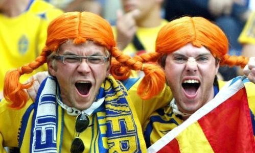 球迷在球场边欢呼庆祝