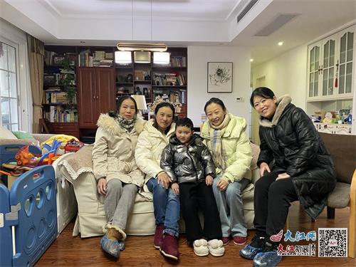 家长与孩子面对面交谈沟通情绪问题