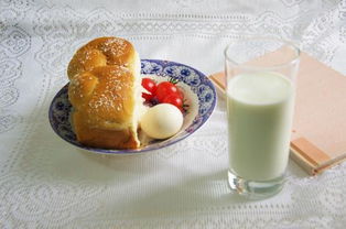 高考学生早餐吃鸡蛋牛奶面包