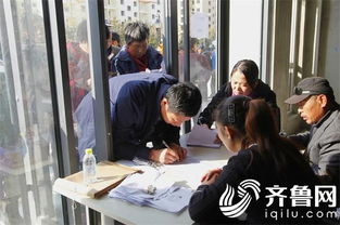 高桥社区年轻人领取新房钥匙