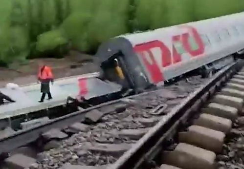 俄军列车脱轨事故现场图片