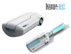 旅行者使用便携式紫外线消毒灯进行酒店用品消毒