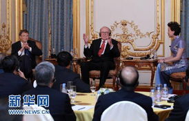 比尔·盖茨与巴菲特在慈善晚宴上