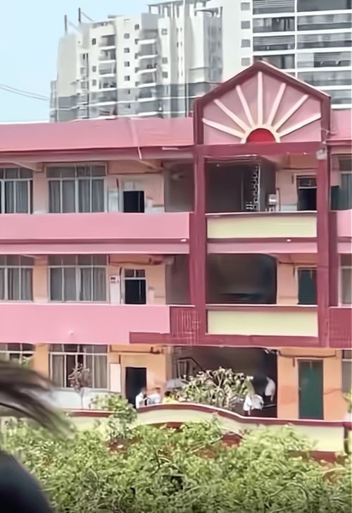 一群高中生站在教学楼下仰望天空仿佛充满希望